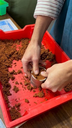Super sand casting…. There’s a lot to consider when you are sand casting to get the perfect pour… size/angle of funnel, position of sprues and placement of airholes and you have to get a few duds before you can get it right! But when it all comes together it is immensely satisfying… Our wonderful students excelled themselves yesterday and took home some great pieces to finish. I look forward to seeing them all polished and finished ! #benchspacejewelleryclasses #handmadejewellery #jewelleryworks