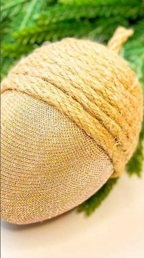 DIY Xmas Crafting Acorn Decorations #acorns #craftychristmas #xmascrafts #diyxmas #glitter