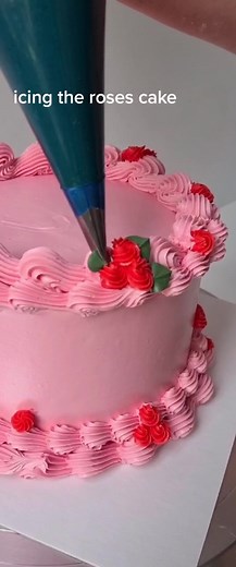 Floral Cake Icing Tutorial | Piping Buttercream Roses