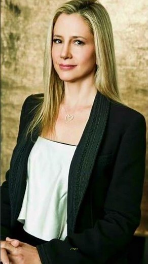 Mira Sorvino Biography 2026 | From Mighty Aphrodite to Hollywood Fame
