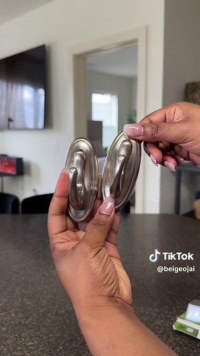 How to hang curtains with command strips! No tools required, no holes in your walls and it’s quick and easy! I get alot of questions about my curtains and people are always so surprised to hear how I installed them! Get the professional look without an expert’s help! This renter friendly hack is a must try! #rental #rentalupgrade #renterfriendly #renterhacks #curtainhack #linen #easy #homedecor #decor