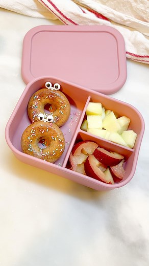 Δέσποινα Καρατζογιάννη | Just a Mom on Instagram: "🥕Carrot cake & μπανάνα ντόνατς🍌⁣ ⁣ ⁣ Ήρθαν τα πιο τέλεια ντόνατς φούρνου 😜⁣ Τα ζουζούνια τα εξαφανίζουν αυτό σου λέω μόνο!⁣ Γρήγορη συνταγή με υλικά που έχεις σίγουρα στο σπίτι.⁣ ⁣ ⁣ 250 γρ μπανάνες⁣ 50 γρ καρότο ωμό⁣ 110 γρ γάλα⁣ 30 ελαιόλαδο ⁣ 60 μελι⁣ 2 αυγά⁣ 50 γρ καρύδια ⁣ 2 κ.σ κανέλα Κευλανης ⁣ 12 γρ μπέικον πάουντερ ⁣ 150 γρ αλεύρι ⁣ ⁣ Ψήνουμε σε προθερμασμένο φούρνο στους 180° για 20-25 λεπτά ή μέχρι να βγαίνει καθαρή η οδοντογλυφίδα