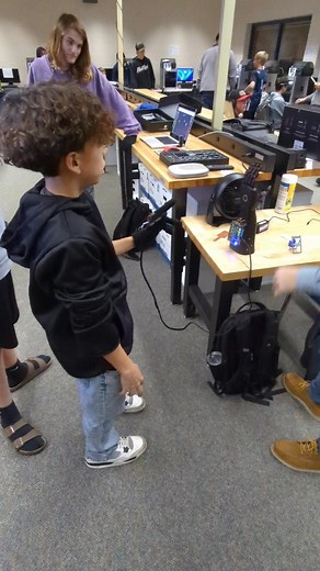 ✨ Our middle school TechEd classes had an awesome visit from two representatives from NeuroMaker STEM! They showcased their cutting-edge classroom STEM tools, including a brain–machine interface headband (the one that lights up in the photos) and a fully functional robotic prosthetic hand. Students enjoyed a free, hands-on demonstration and were amazed to see how real brainwave signals can control devices in real time. Huge thank you to the NeuroMaker STEM team for spending the morning with us a