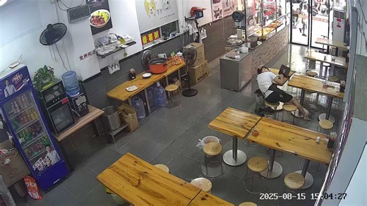 Man falls off table after dozing off in Guangdong, China