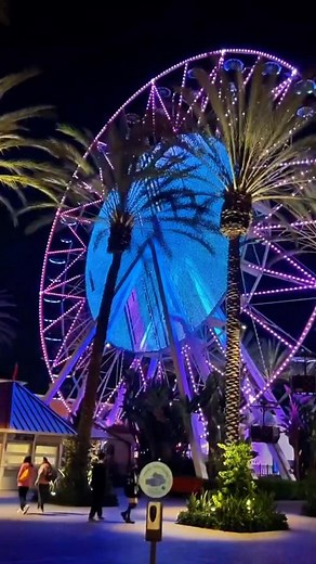 Giant Wheel at Irvine Spectrum Center Dirección: 670 Spectrum Center Drive, Irvine, California 92618. #california #hiddengems #viajandoporcalifornia1 #travel #losangeles #orangecounty #adventure #mall #irvine #irvinephotographer | Remy Martyn