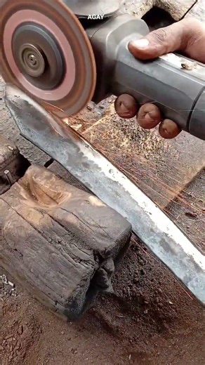 the process of smoothing the blade of a garden machete #blacksmith #steel #handicraft #ironart