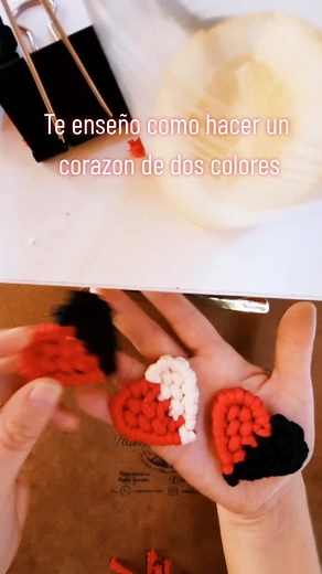 Te enseño como hacer estos lindos corazones de 2 colores en MACRAMÉ. Debes cortar 8 tiras 4 de un color y 4 de otro color que te guste, y casa uno debe ser de 35cm.. COMPARTE, DALE ME GUSTA Y GUARDA PARA QUE LO VEAS CUANDO QUIERAS..si tienes dudas, escríbeme en los comentarios #tiktok #macrame #fyp #enseñar #taller #macrametutorial