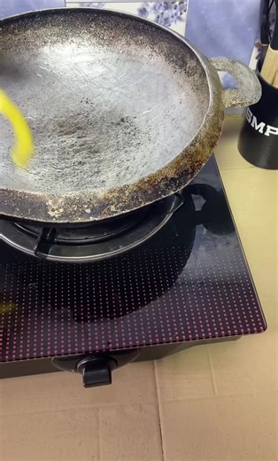 Cook friend rice with me 😋 ingredients carrot🥕 green pepper 🌶️ bell pepper 🫑,spring onion,sweet corn 🌽,well steamed chicken juice,cooking butter 🧈,garbage mayonnaise,you can add ingredient of your choice.