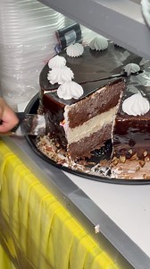 Pastel de chocolate y en medio trae queso 🧀 #viral #parati #pasteles #postres #chocoqueso #tendencia #fyp #antojo | Así es México