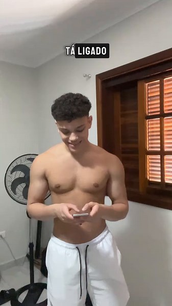 Por que meu celular aumenta o brilho sozinho?