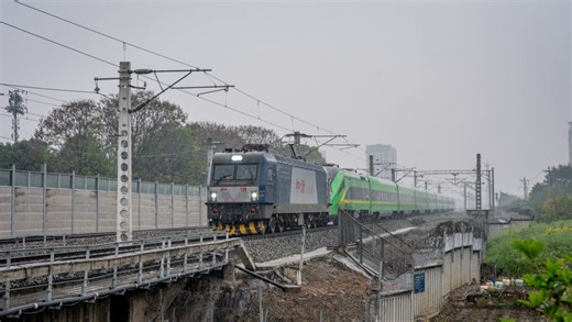 成昆铁路 00101次双流站接近 无动力回送CR200J3-B-1070