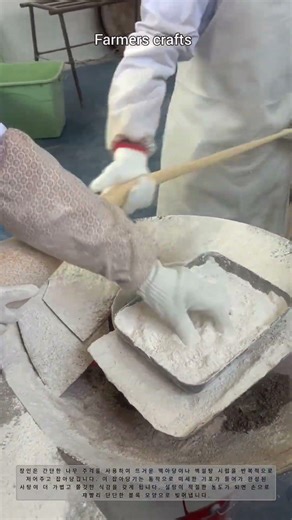 나무 주걱을 이용한 전통 중국식 수제 사탕 만들기