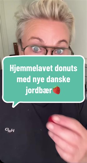 Hjemmelavede donuts med jordbærglaze