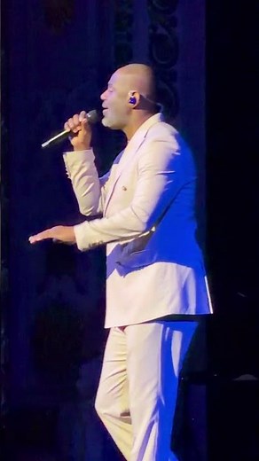 Brian McKnight sings “6, 8, 12” live in Oakland California on Jan 30, 2026 #concert #rnb #90s