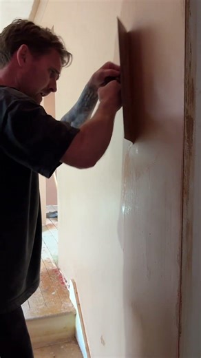 Why Do You Use Two Hands…?? #plasteringtips #plastering #foryou #plasterer #construction