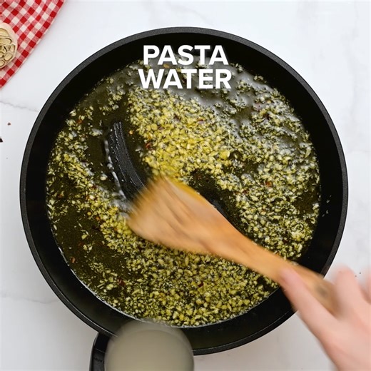 This Spaghetti Aglio E Olio uses only 6 ingredients and can be made in under 30 minutes! Perfect for a quick and easy dinner 👏 RECIPE- https://therecipecritic.com/spaghetti-aglio-e-olio/#wprm-recipe-container-277514 | The Recipe Critic