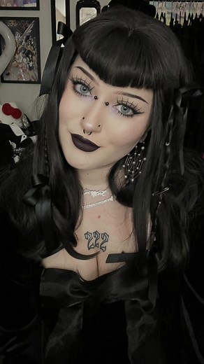 hannah .𖥔 ݁ ˖🖤 on Instagram: "wanna wear these everyday 🕷️🕸️ i found these at tjmaxx for $4 :) makeup details (*pr/gifted) base @elfcosmetics jelly pop primer @smashboxcosmetics halo healthy glow tinted moisturizer* @smashboxcosmetics halo healthy glow 4 in 1 concealer* @elfcosmetics halo glow contour wand @colourpopcosmetics cheek dew serum blush (dream garden)* @lottielondon cheeky glow liquid highlighter (rosé bubbles)* @anastasiabeverlyhills loose highlighter (snowflake) @limecrimemakeup