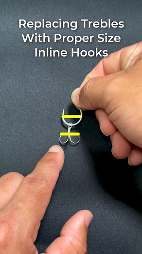 TACKLE TIP ➡️ Matching the RIGHT SIZE single inline hooks when replacing trebles is crucial! If the inline hooks are too small or too big, that can completely change the action of the lure. 🪝 The best way to make sure you’re switching the right size single inline hook with a treble hook is to match them up side by side. 📏The gap of the single inline hook should be the same length as the distance between the treble hook from point to point. ✅ No matter the size of treble hooks, this is the gene