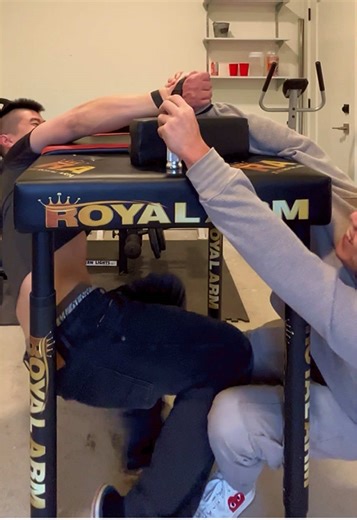 Who had the better leg work? Armwrestling scissors with Shanghai’s No.1 70kg #armwrestling