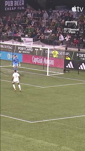 OLIVIER GIROUD scores the PERFECT FREE-KICK 🎯 #football #soccer #shorts