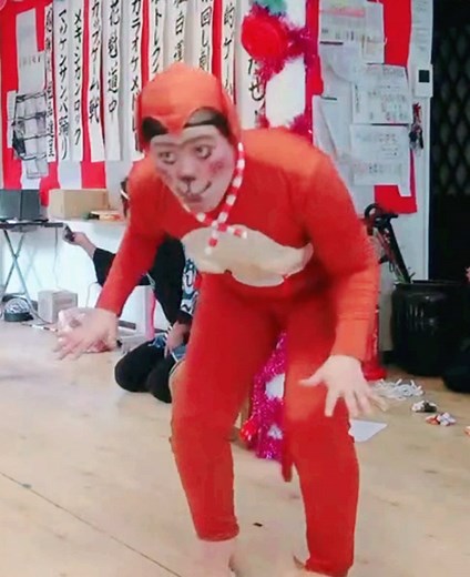 デイサービス花いちご敬老会で初めて猿回し劇場を行い、芸を披露した後におさるのかごやを踊りました❤️ 皆さんの手拍子、嬉しかったです♪ #デイサービス #高齢者施設レクリエーション #デイサービス敬老会 #デイサービスレクリエーション #手作り衣装 #介護施設 #盛り上がるダンス #猿回し #おさるのかごや #余興