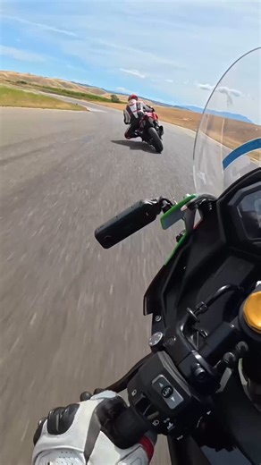 13N on Instagram: "ZX-4RR down. 朋友摔了ZX-4RR。萬幸的是人無大礙，不幸的是4RR翻了好幾圈。看到他修復後再次上場真的很開心，雖然還有些心魔要克服。玩車就是這樣，跨一大步可能又折返一點，然後再繼續跨步。至於為什麼會摔，其實就是意外切到賽道邊彈跳太劇烈後失控。話說360相機剛好在旋轉軸心，所以毫髮無傷。#kawasaki #zx4rr #crash #trackday"