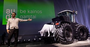Lietuviai pristatė hibridinį traktorių „AUGA M1“: proveržį lygina su pirmųjų saulės elektrinių atsiradimu | Video