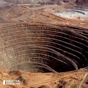 2.4M views · 55K reactions | بلوچستان پھر بازی لے گیا، 1 ٹریلین ڈالر کا خزانہ پاکستان کی قسمت بدلنے کو تیار۔ نوجوان نے قیمتی خزانے کے نمونے بطور ثبوت دکھا کر دنیا کو حیران کر دیا Billion Dollars Minerals of Copper & Gold Discover in Balochistan #Balochistan #goldminers #copper #RekoDiq #dollars #DiscoverPakistan | Discover Pakistan | Facebook