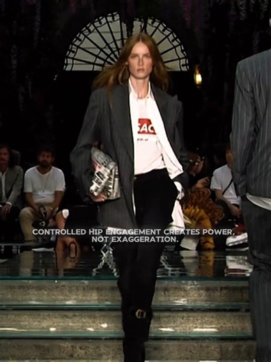 Anatomy of the Perfect Walk: Rianne #versace #runwaywalk