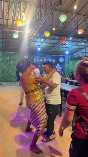 gawat Opa opa udah mulai pada suka lagu gerong nich 😁🤣🤣 # next nnti opa opa mana lagih nich 😁🤣 @Angkringan Steaking #fy