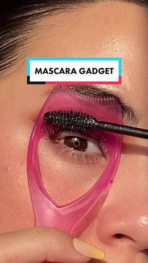 Trying Out the Innovative Mascara Applicator Tool for the First Time