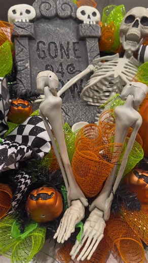 Here is how i attach Deco Mesh to a wreath! #wreath #wreathdecors #wreathdecorating #halloween #happyhalloween #halloweenwreath #halloweenwreath🎃🕷🕸👻 #halloweenwreathdiy #spooky #spookyseason #spookyszn #spookyseason #halloweendecor #halloweenhome #halloweenhomedecor