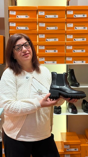 Abbiamo chiesto a Mirella di farci vedere le scarpe che ha scelto di acquistare per la stagione invernale 🤎 Lei ha preso per sé questi biker @valleverde.official che sono passepartout, facili da indossare e soprattutto comodissimi! Specialmente per chi passa molte ore in piedi 👞 Ti aspettiamo in negozio e sul nostro shop online per farti scoprire tutta la collezione Valleverde ✨👇🏼 📍Corso Giovanni Nicotera 111/115 Lamezia Terme (CZ) | La Scarpa