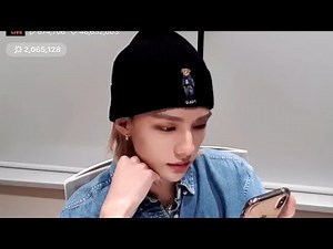 Hyunjin (Stray Kids) react to 00s Psycho performance