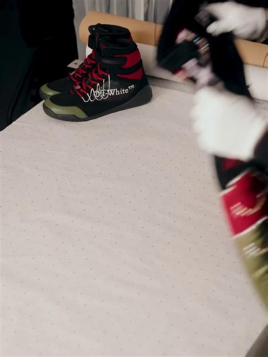 Terence “Bud” Crawford is wearing a custom Off-White™ x Everlast fit tonight vs Canelo 🔥 | House of Heat