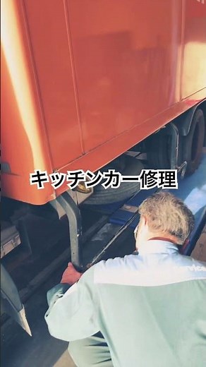 縁石にヒットした模様。タイヤ交換とサイドバンパーを補修して出来るだけ安く対応しますよー