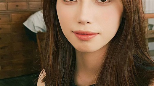 荣耀Magic V Flip2上手体验：小折叠旗舰颜值与实力兼具，竖向大外屏提升日常使用效率，闭合便携展开沉浸，完美平衡生活与工作场景。