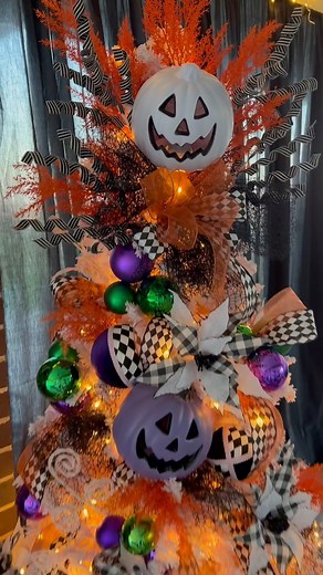 Transforming trees for every season! 🦇 Get ready to amaze your guests year-round with a tree that transitions effortlessly from one season to the next. Today, we're sharing a spine-tingling transformation that welcomes visitors with a touch of spooky charm. 🧙‍♀️ Here's how to create a versatile and captivating tree that will leave everyone in awe. 👻 1. Begin by setting up your tree's base and fluffing out the branches, just as you would for a Christmas tree. 🎄 2. Drill holes into the back of