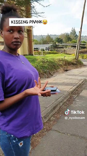 KISSING PRANK😂