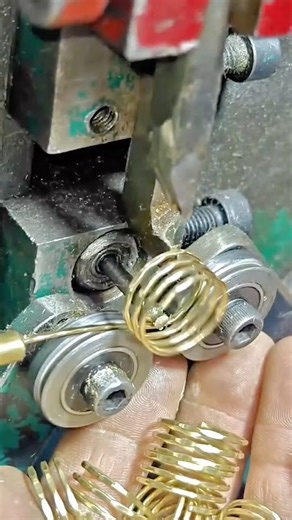 Precision Industrial Machine for Automatic Spring Manufacturing and Cutting