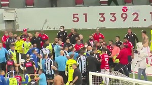 5.2M views · 42K reactions | FECHOU O TEMPO! Teve de tudo após o apito final do GreNal. Patrick provocou o Grêmio com dois caixões com as cores do clube e os jogadores tricolores partiram pra cima. Rafinha chamou pra briga e tudo... Lomba e Cortez se estranharam... No fim, Cortez e Patrick acabaram expulsos. Veja tudo da confusão no Beira-Rio: Video: TNT SPORTS BRASIL | WH Comunicações | Facebook