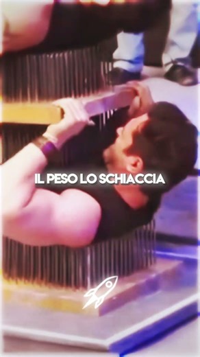 8 Persone Sul Suo Corpo Per Battere un Record Mondiale 🤯🥪