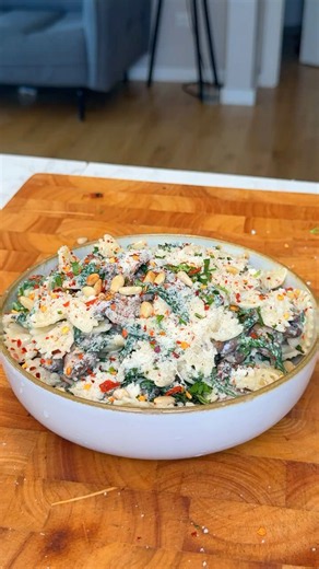 Quick vegan creamy pasta with mushrooms and spinach