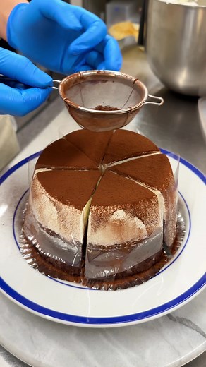 クリームたっぷりの濃厚チョコチーズケーキ🧀🍫 📍福岡／薬院 【店名】cake and coffee YAKUIN STUDIO 【時間】11:00~17:00 【定休】月曜 #福岡グルメ#福岡カフェ #japanesefood