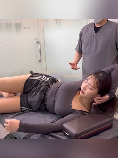 Cute Reactions To Japenese Massage &Chiropractic Adjustment #chiropractor #ASMR #Cracks #ChiropracticAdjustment #massage #FYP