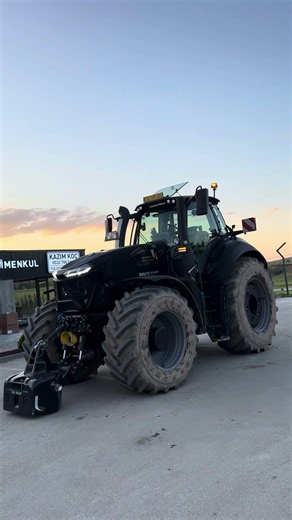THE ELEGANCE OF BLACK #deutz #deutzfahr #tractor