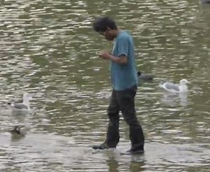 Le magicien Rahat Hossain fait croire aux gens qu'il marche sur l'eau