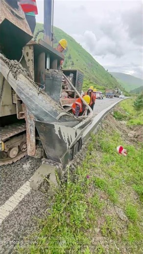 Curb sliding form machine construction sharing