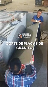 Así se cortan las placas de granito: grandes bloques extraídos de la cantera se transforman en láminas mediante hilos diamantados o telares, con control preciso de agua y abrasivos para evitar grietas. Luego pasan por pulido y sellado hasta estar listas para su uso. #granito #cortedegranito #fabricacion | Design Expert
