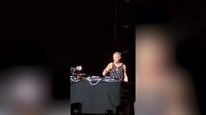 DJ Diplo anima o público com remix e funk em Copacabana
